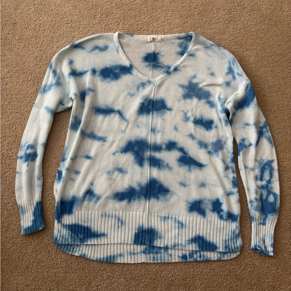🦋Elan Blue and White Tie-Dye V-Neck Sweater